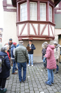 2025-12-10-SAC-RS-Stein-am-Rhein-Advent-Krippen-Maerli-Froschkoenig-R6II6107