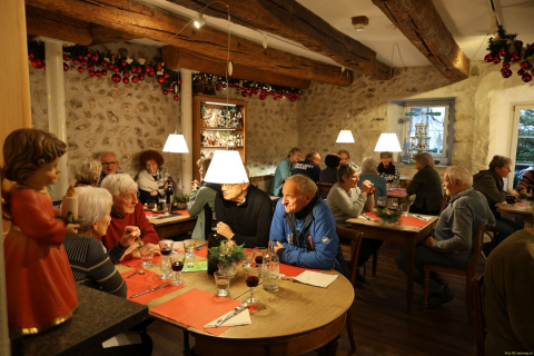 2025-12-10-SAC-RS-Stein-am-Rhein-Advent-Krippen-Maerli-Froschkoenig-R6II6126