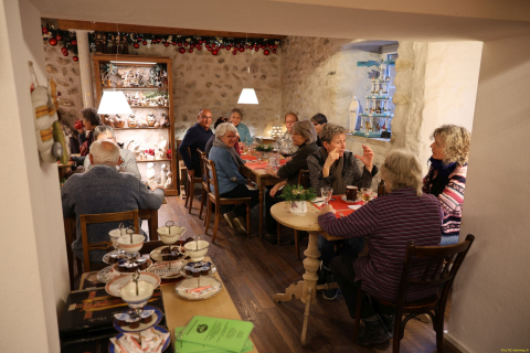 2025-12-10-SAC-RS-Stein-am-Rhein-Advent-Krippen-Maerli-Froschkoenig-R6II6130