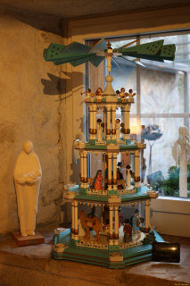 2025-12-10-SAC-RS-Stein-am-Rhein-Advent-Krippen-Maerli-Froschkoenig-R6II6131