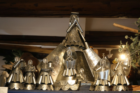 2025-12-10-SAC-RS-Stein-am-Rhein-Advent-Krippen-Maerli-Froschkoenig-R6II6184