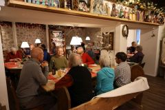 2025-12-10-SAC-RS-Stein-am-Rhein-Advent-Krippen-Maerli-Froschkoenig-R6II6127