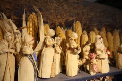 2025-12-10-SAC-RS-Stein-am-Rhein-Advent-Krippen-Maerli-Froschkoenig-R6II6166