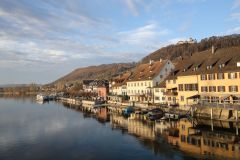 2025-12-10-SAC-RS-Stein-am-Rhein-Advent-Krippen-Maerli-Froschkoenig-R6II6198